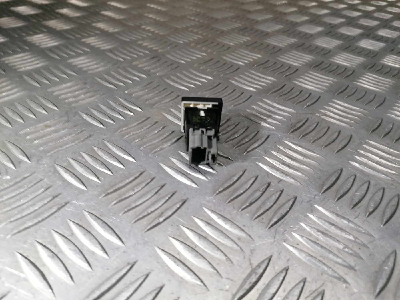 Parkošanās devēju poga priekš PEUGEOT 607 2010 3 Parkošanās devēju poga priekš PEUGEOT 607 2010