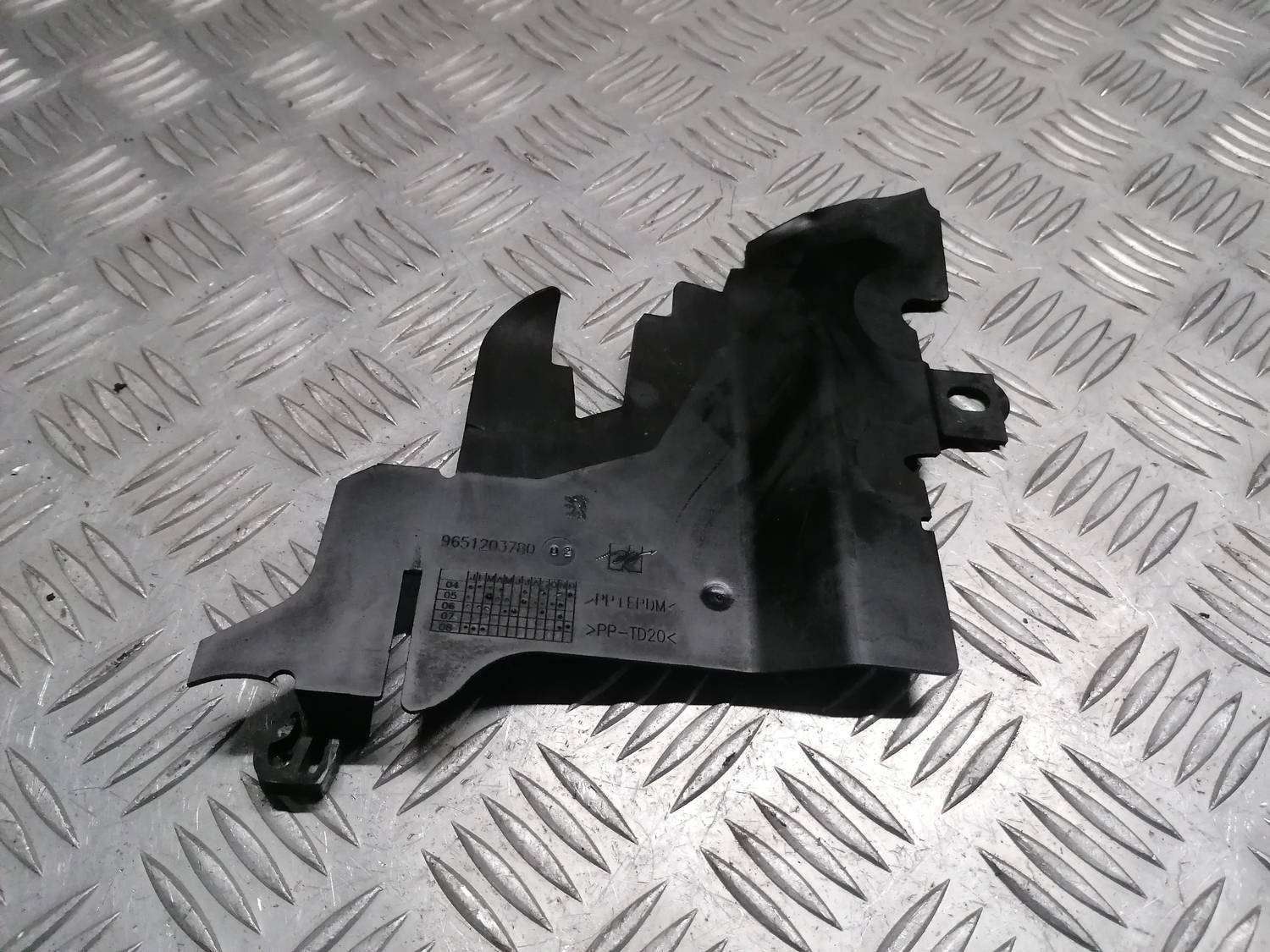 Ieplūdes gaisa deflektors, pa labi priekš PEUGEOT 607 2010 2 Ieplūdes gaisa deflektors, pa labi priekš PEUGEOT 607 2010