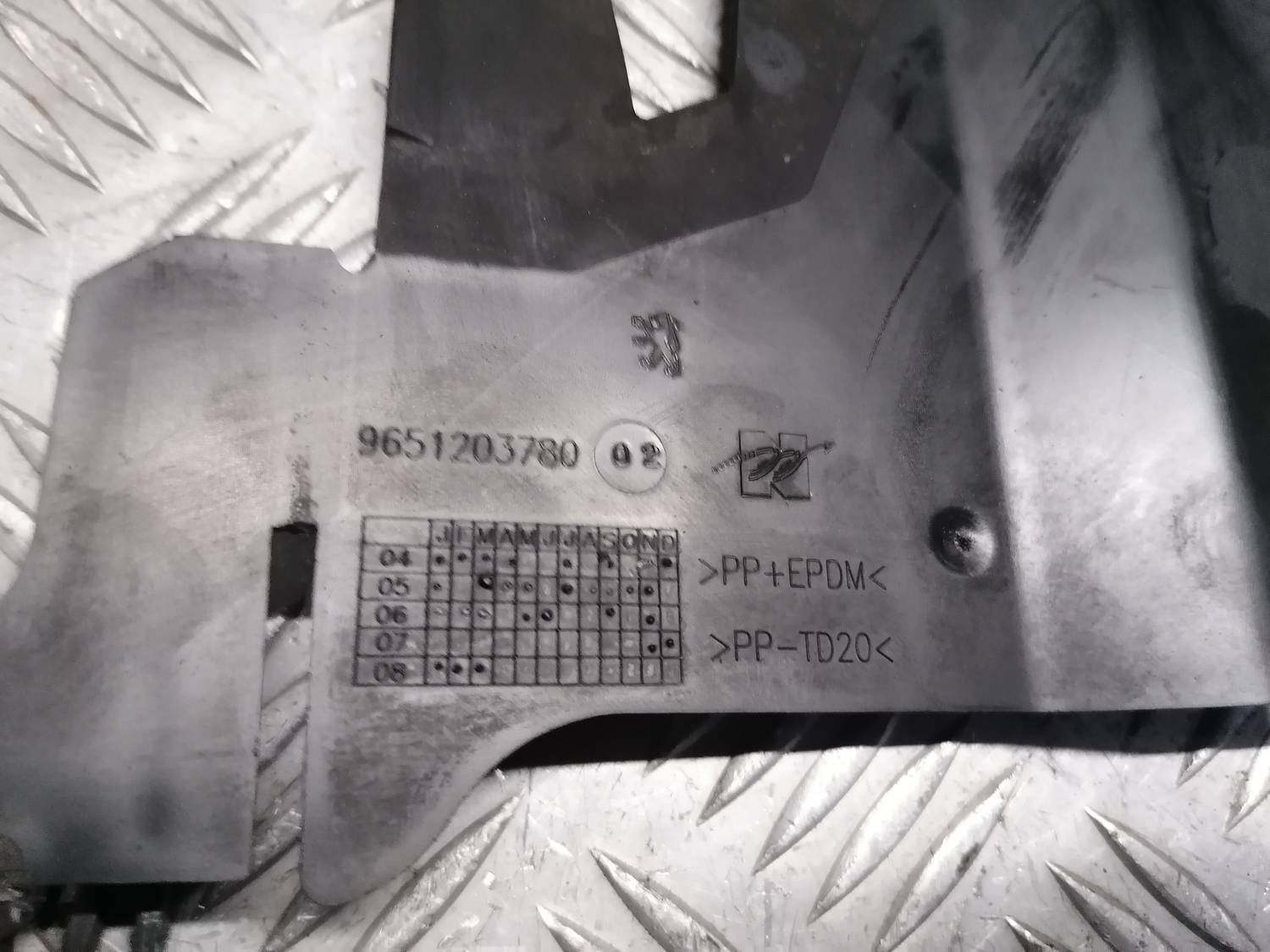 Ieplūdes gaisa deflektors, pa labi priekš PEUGEOT 607 2010 4 Ieplūdes gaisa deflektors, pa labi priekš PEUGEOT 607 2010