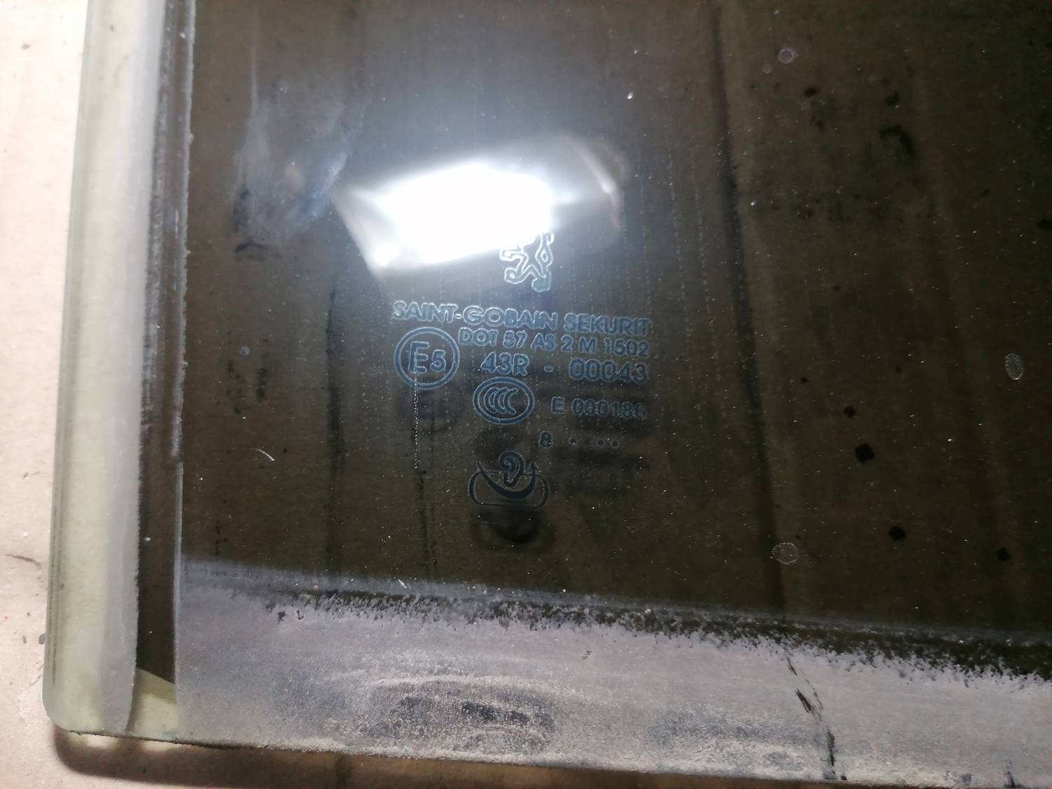 Aizmugurējo labo durvju stikls priekš PEUGEOT 607 2010 3 Aizmugurējo labo durvju stikls priekš PEUGEOT 607 2010