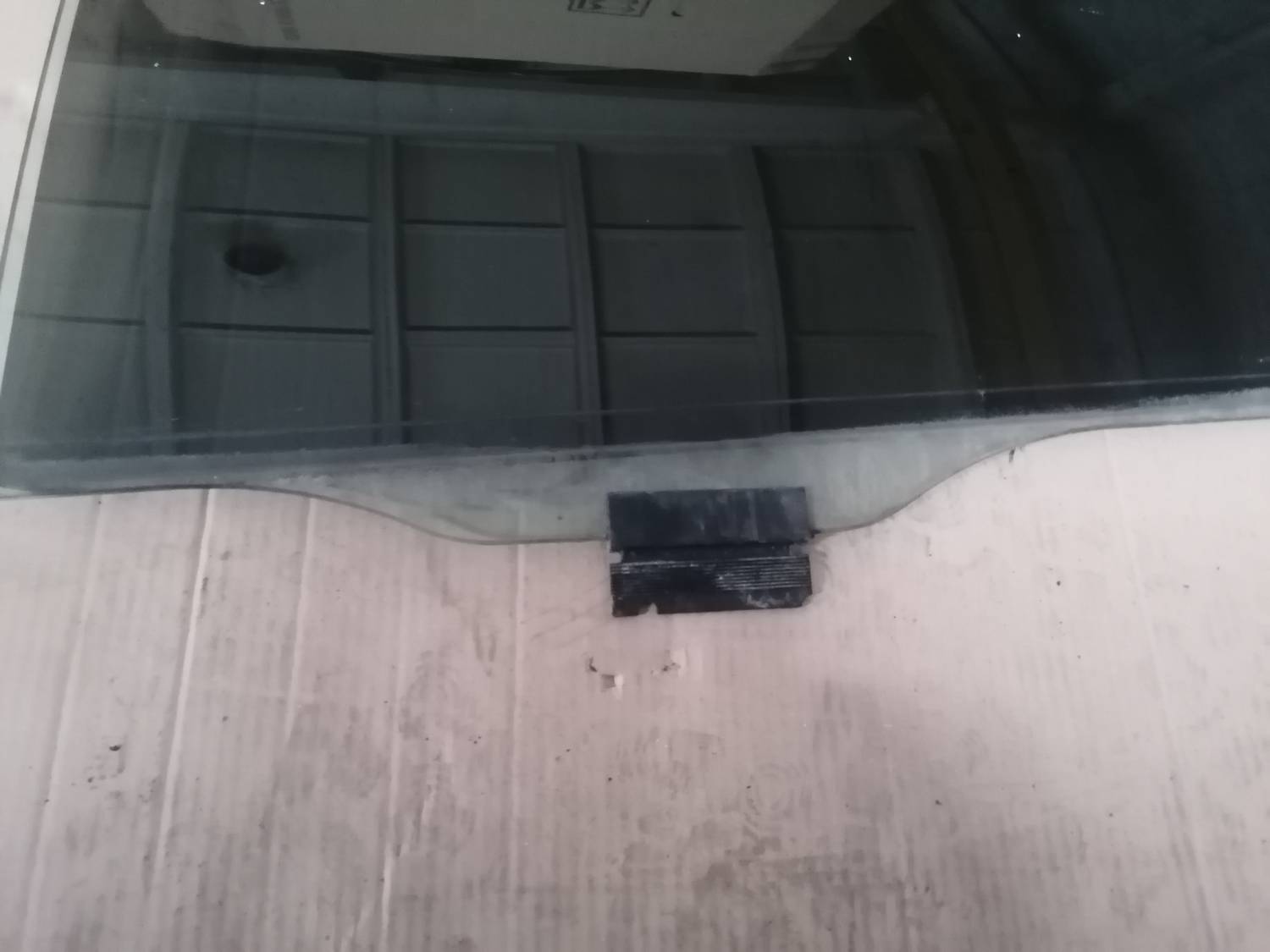 Aizmugurējo kreiso durvju stikls priekš PEUGEOT 607 2010