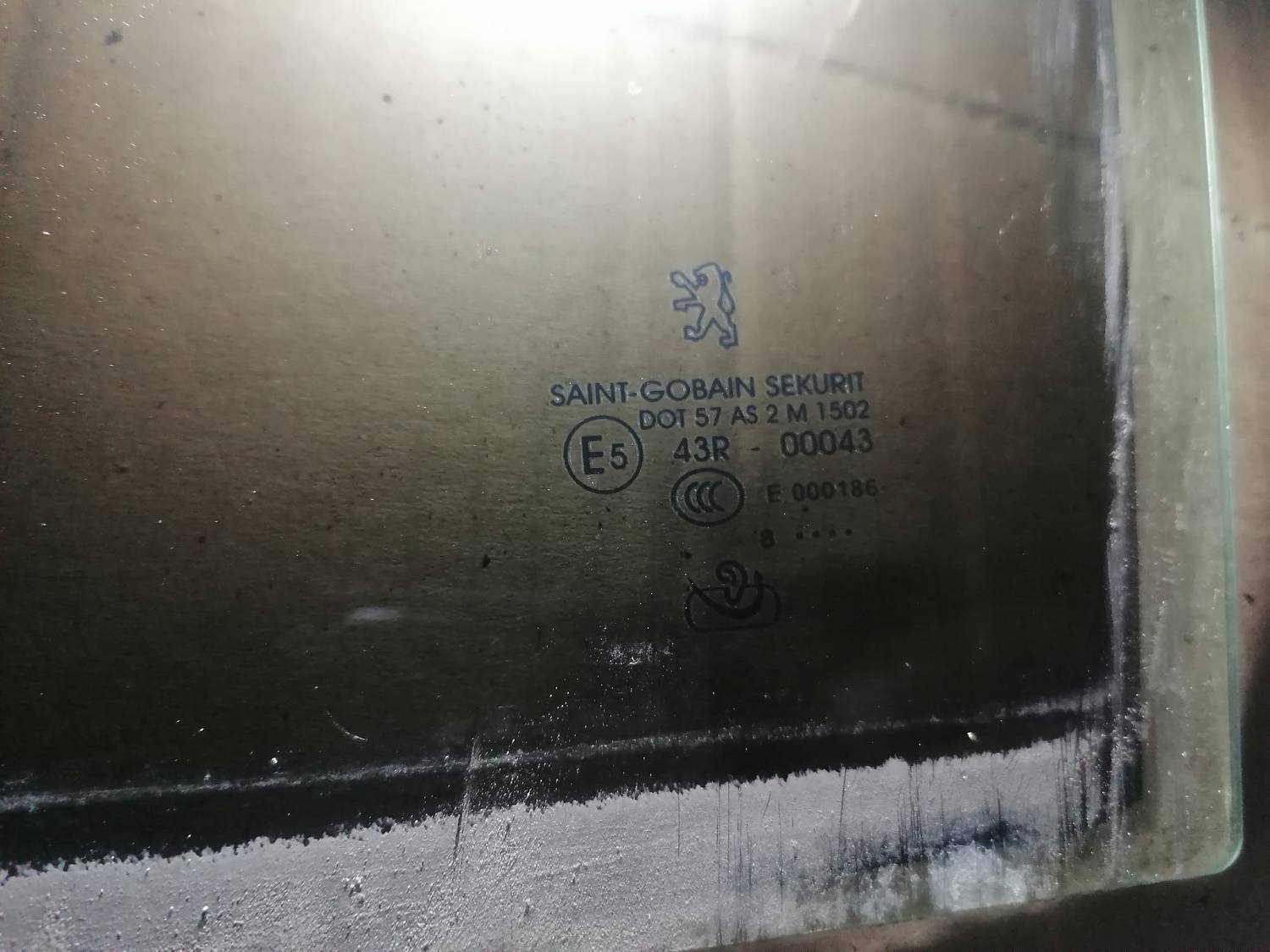 Aizmugurējo kreiso durvju stikls priekš PEUGEOT 607 2010