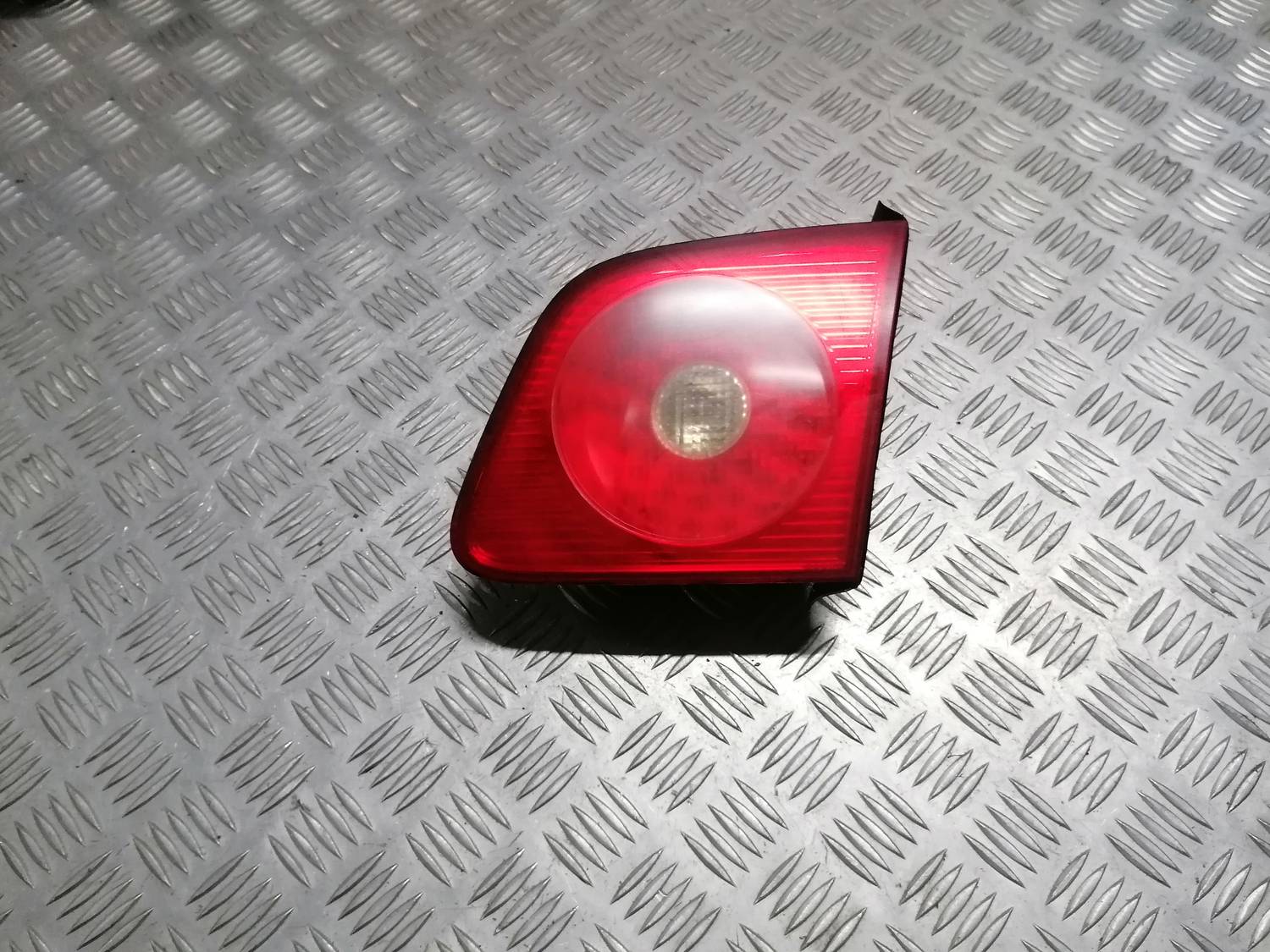 Bagāžnieka vāka labais lukturis priekš VW PHAETON 2003 1 Bagāžnieka vāka labais lukturis priekš VW PHAETON 2003