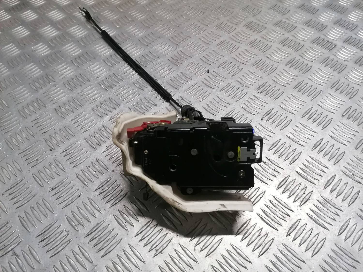 Priekšējo labo durvju slēdzene priekš VW PHAETON 2003 7 Priekšējo labo durvju slēdzene priekš VW PHAETON 2003