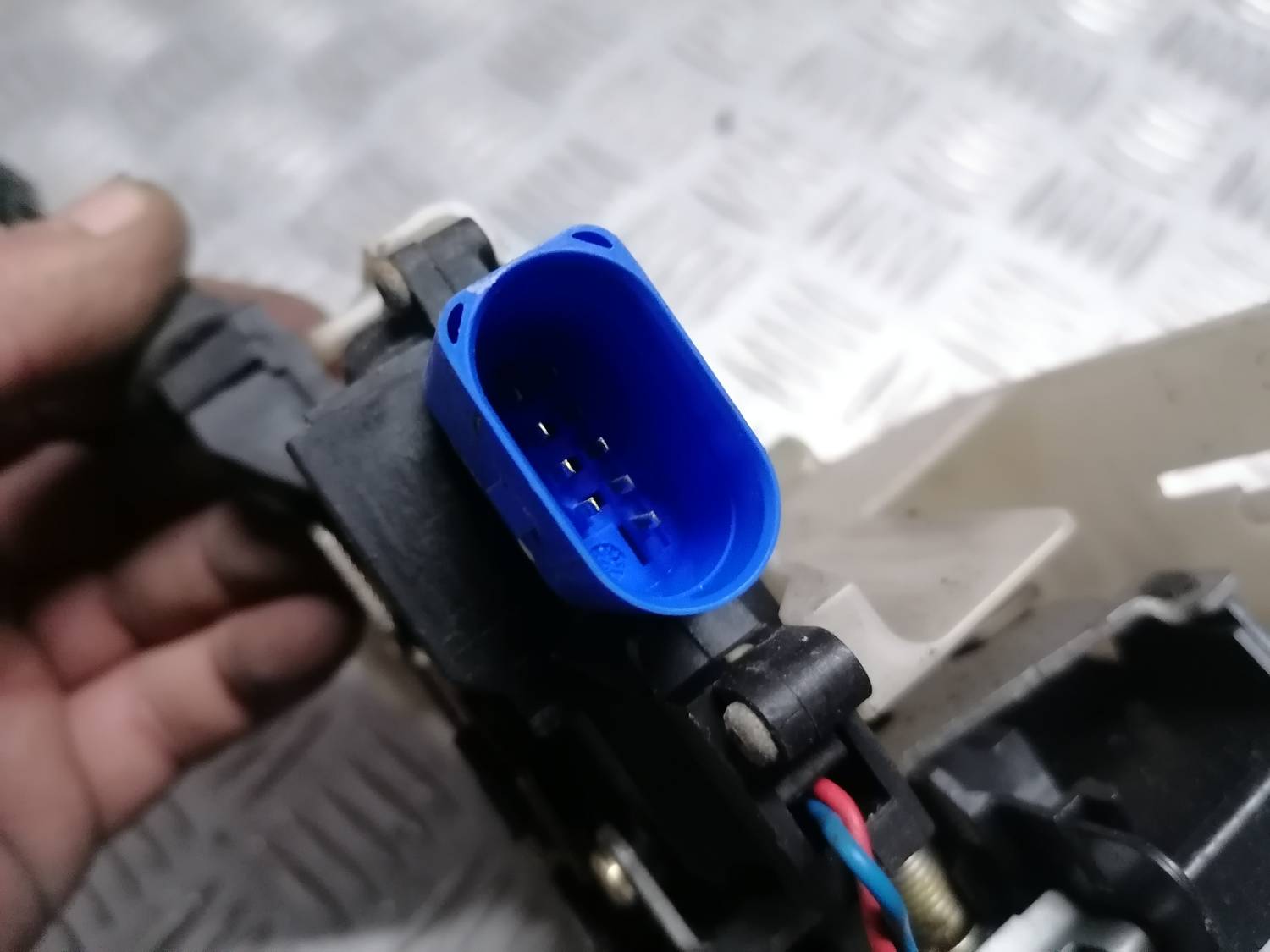 Priekšējo labo durvju slēdzene priekš VW PHAETON 2003 4 Priekšējo labo durvju slēdzene priekš VW PHAETON 2003