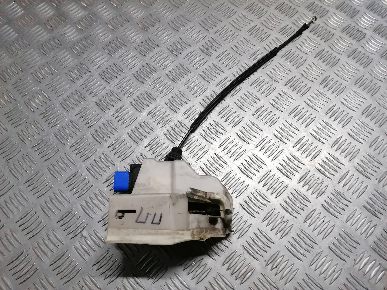 Priekšējo labo durvju slēdzene priekš VW PHAETON 2003 1 Priekšējo labo durvju slēdzene priekš VW PHAETON 2003