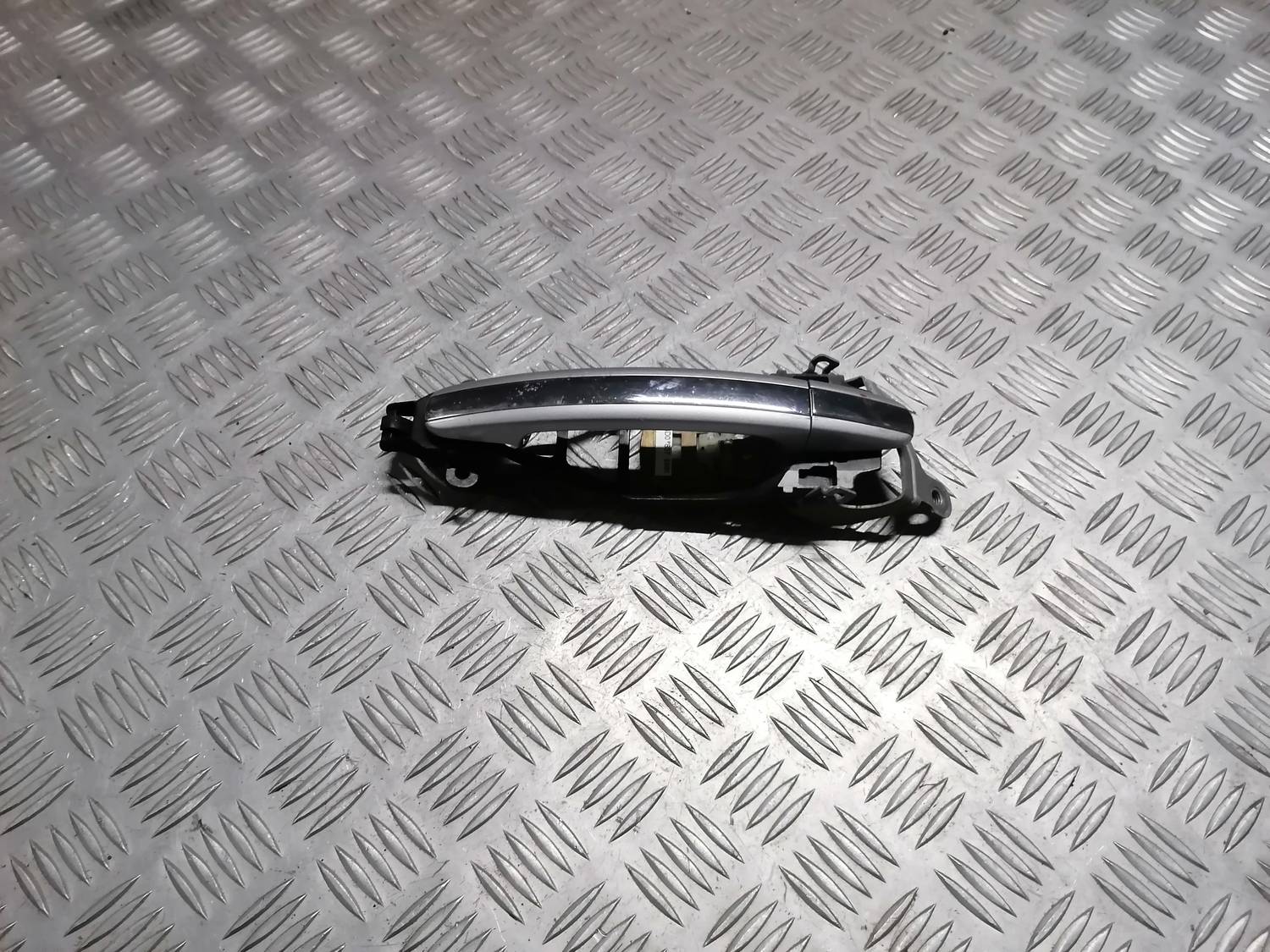 Priekšējāis labais durvju rokturis priekš VW PHAETON 2003 1 Priekšējāis labais durvju rokturis priekš VW PHAETON 2003