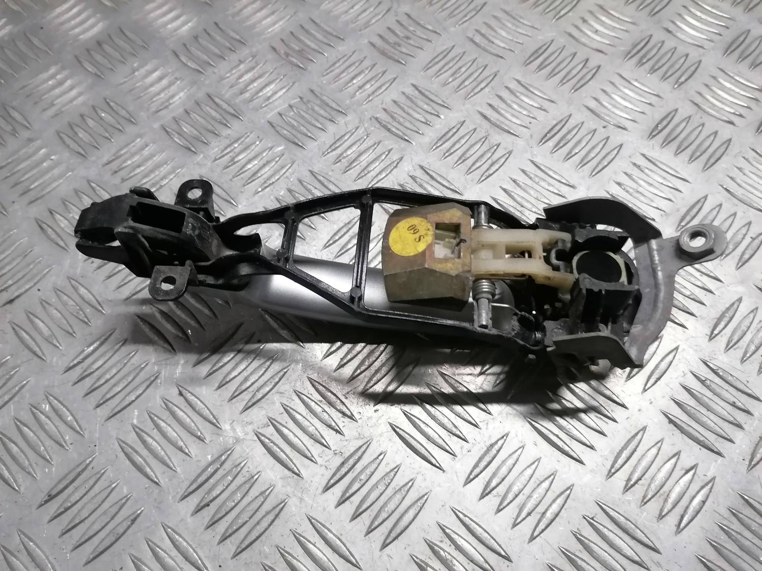 Priekšējāis labais durvju rokturis priekš VW PHAETON 2003 3 Priekšējāis labais durvju rokturis priekš VW PHAETON 2003