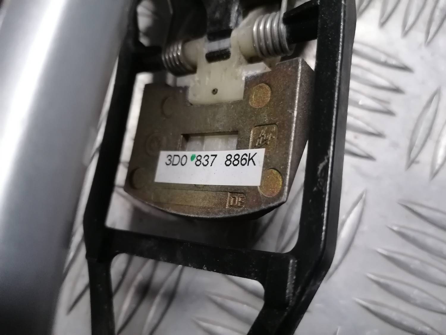 Priekšējāis labais durvju rokturis priekš VW PHAETON 2003 4 Priekšējāis labais durvju rokturis priekš VW PHAETON 2003