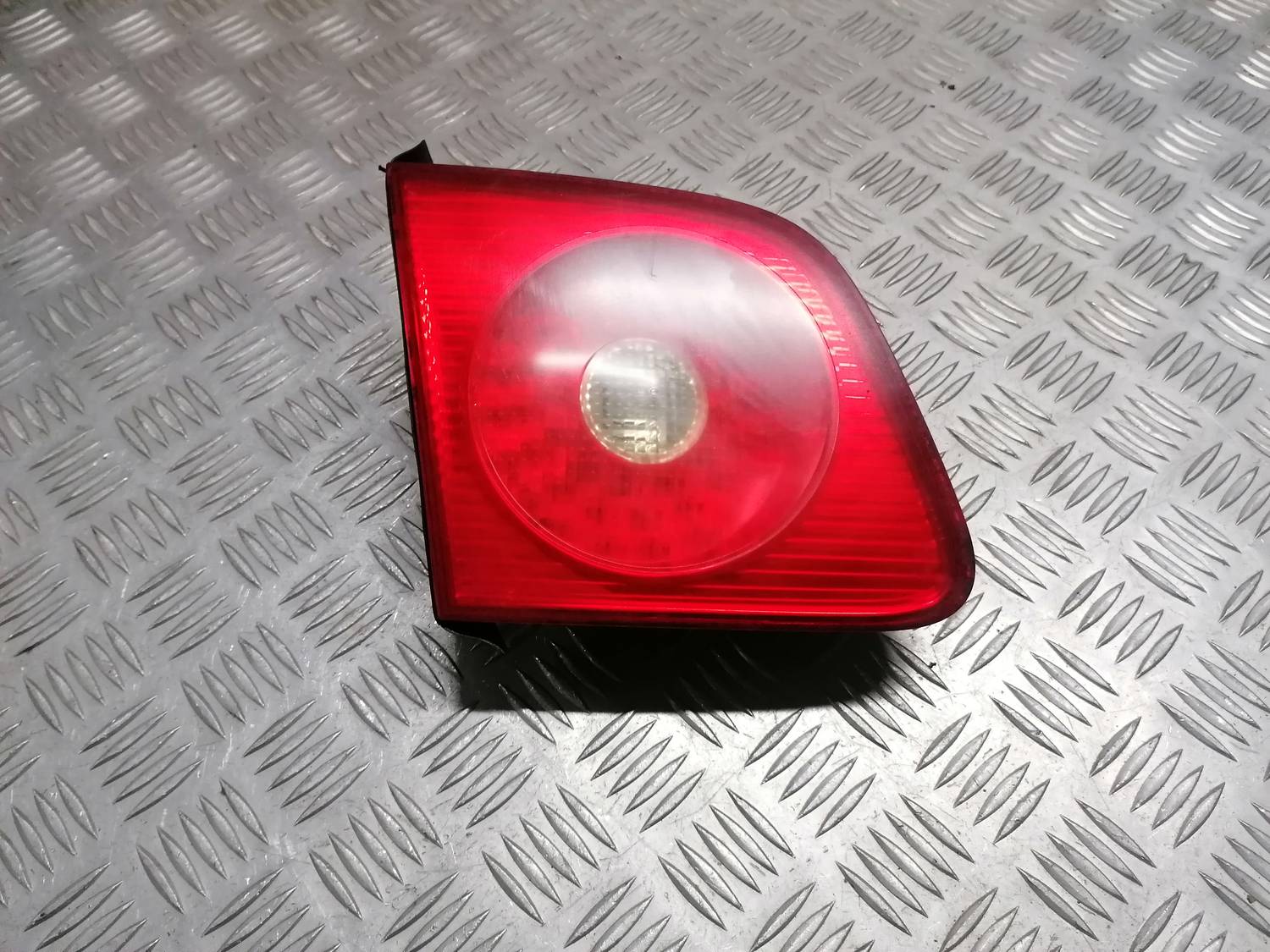 Bagāžnieka vāka kreisais lukturis priekš VW PHAETON 2003