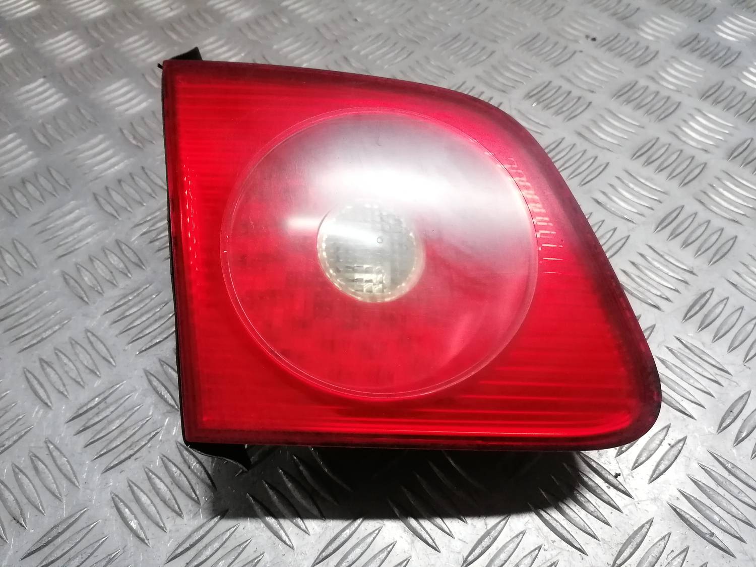 Bagāžnieka vāka kreisais lukturis priekš VW PHAETON 2003