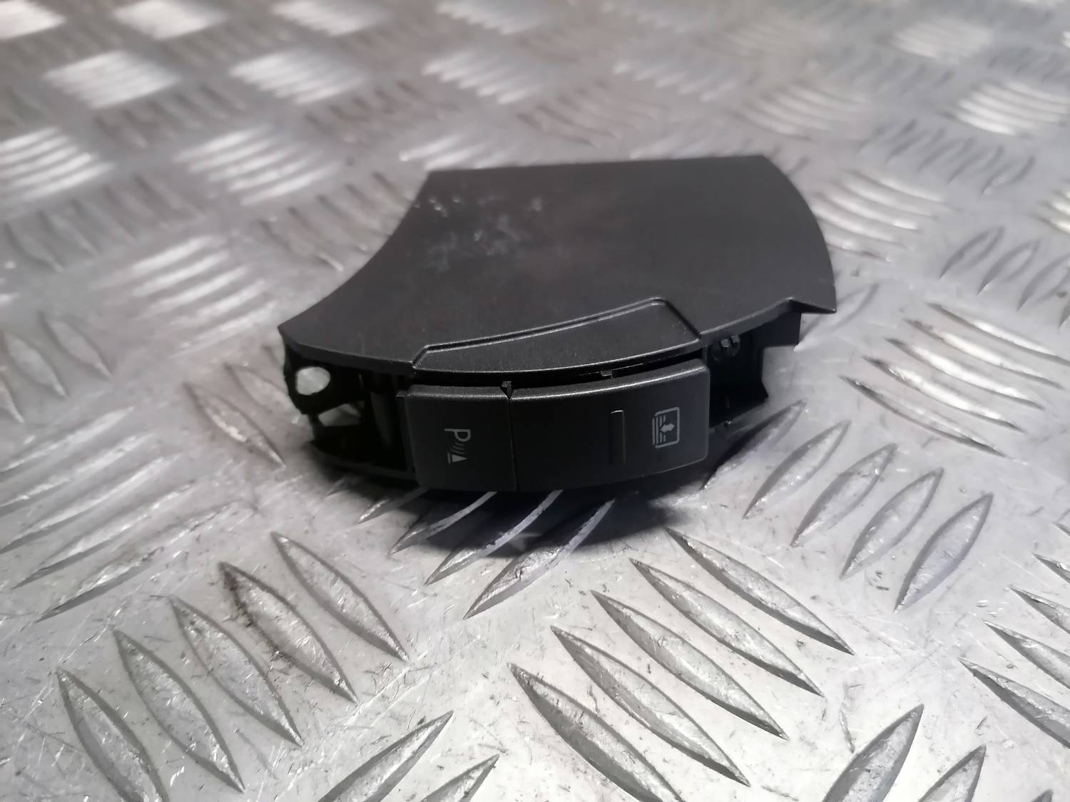 Parkošanās devēju poga priekš VW PHAETON 2003 2 Parkošanās devēju poga priekš VW PHAETON 2003