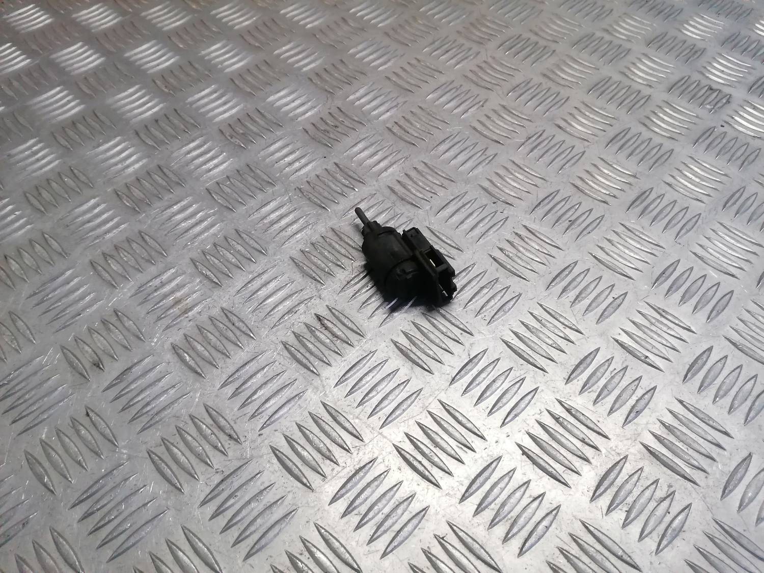 Bremžu signāla slēdzis priekš VW PHAETON 2003 1 Bremžu signāla slēdzis priekš VW PHAETON 2003