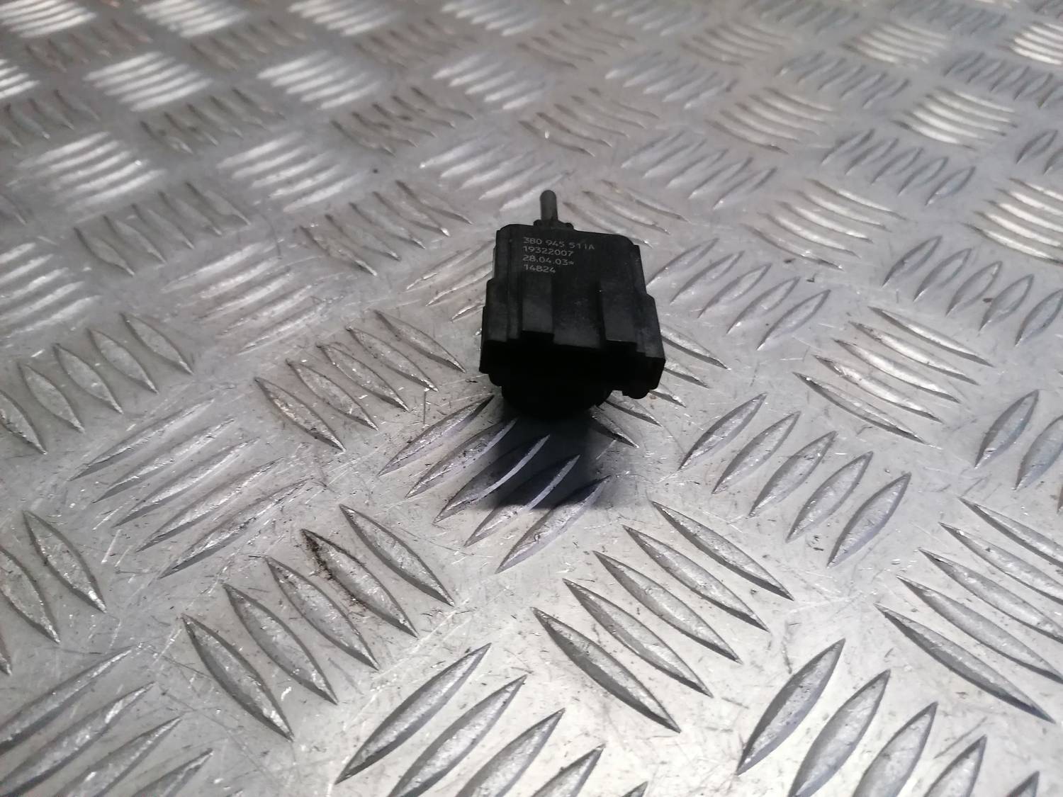 Bremžu signāla slēdzis priekš VW PHAETON 2003 3 Bremžu signāla slēdzis priekš VW PHAETON 2003