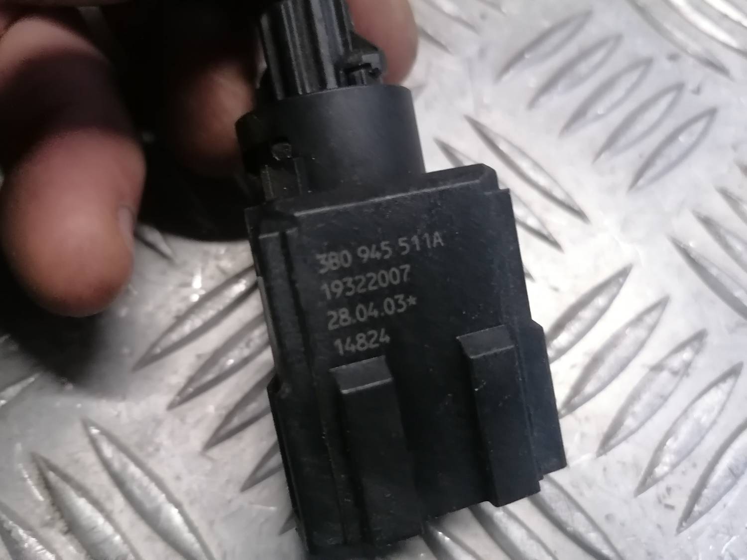 Bremžu signāla slēdzis priekš VW PHAETON 2003 4 Bremžu signāla slēdzis priekš VW PHAETON 2003