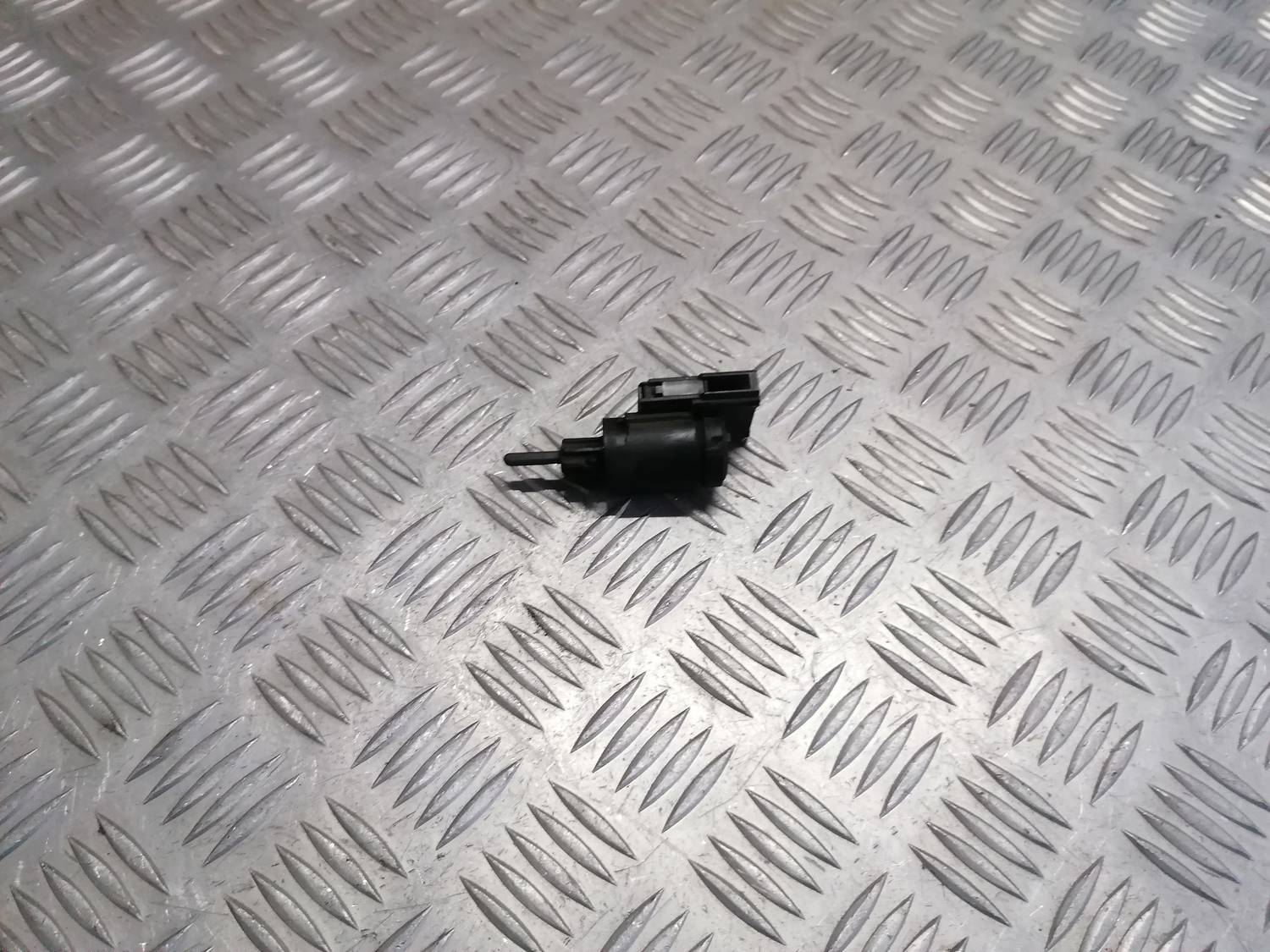 Bremžu signāla slēdzis priekš VW PHAETON 2003 2 Bremžu signāla slēdzis priekš VW PHAETON 2003