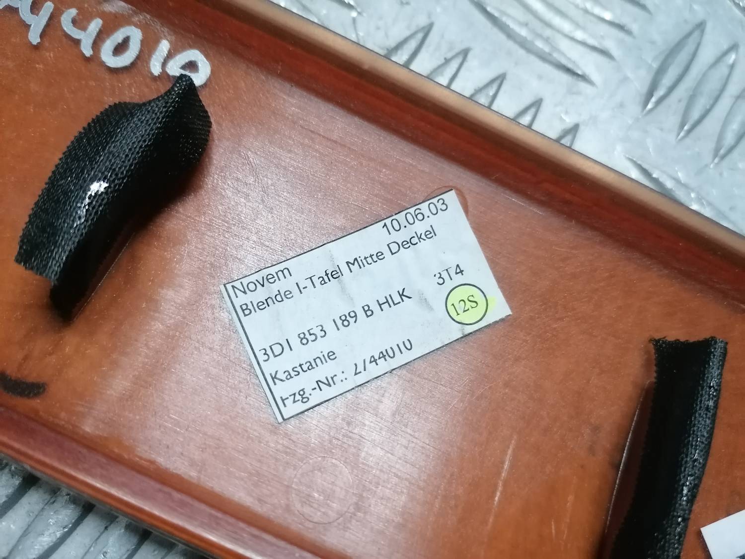 Mērinstrumentu paneļa dekoratīvā uzlika priekš VW PHAETON 2003 4 Mērinstrumentu paneļa dekoratīvā uzlika priekš VW PHAETON 2003