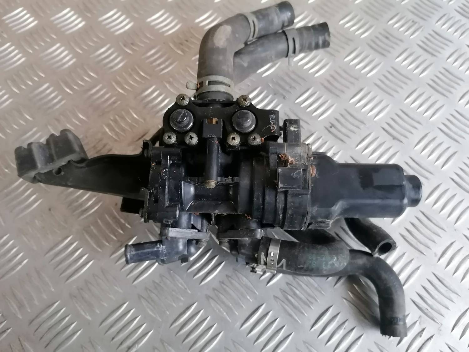 Apsildes radiatora vārsts priekš VW PHAETON 2003 4 Apsildes radiatora vārsts priekš VW PHAETON 2003