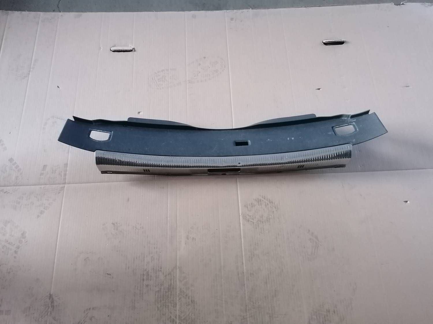 Bagažnieka nodalījuma sliekšņa uzlika priekš VW PHAETON 2003