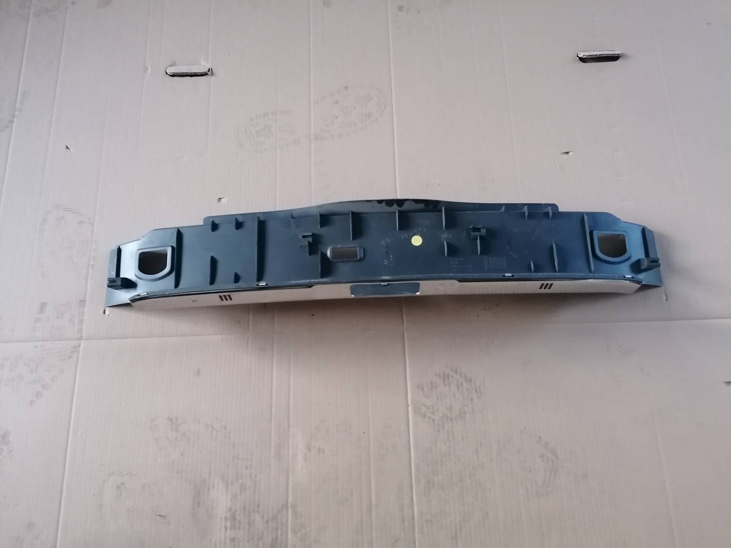 Bagažnieka nodalījuma sliekšņa uzlika priekš VW PHAETON 2003