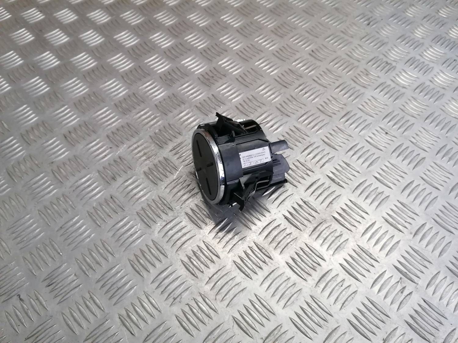 Krūzes turētājs priekš VW PHAETON 2003 1 Krūzes turētājs priekš VW PHAETON 2003