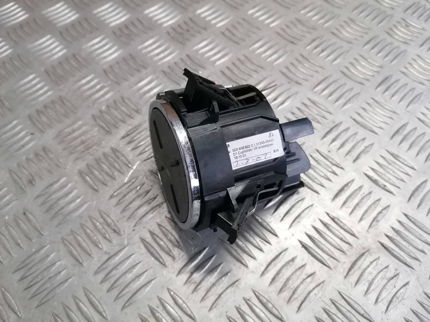 Krūzes turētājs priekš VW PHAETON 2003 2 Krūzes turētājs priekš VW PHAETON 2003