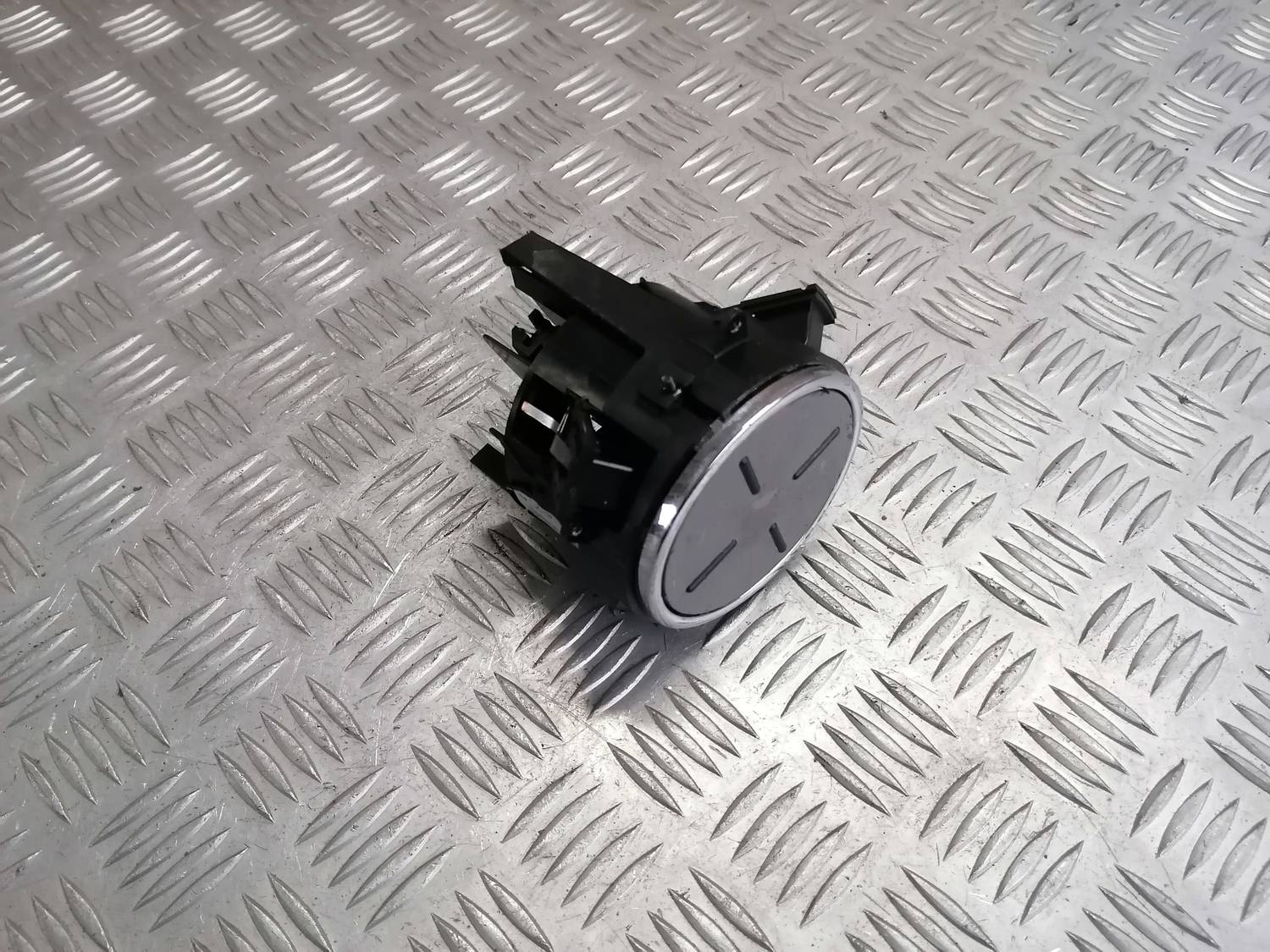 Krūzes turētājs priekš VW PHAETON 2003 3 Krūzes turētājs priekš VW PHAETON 2003