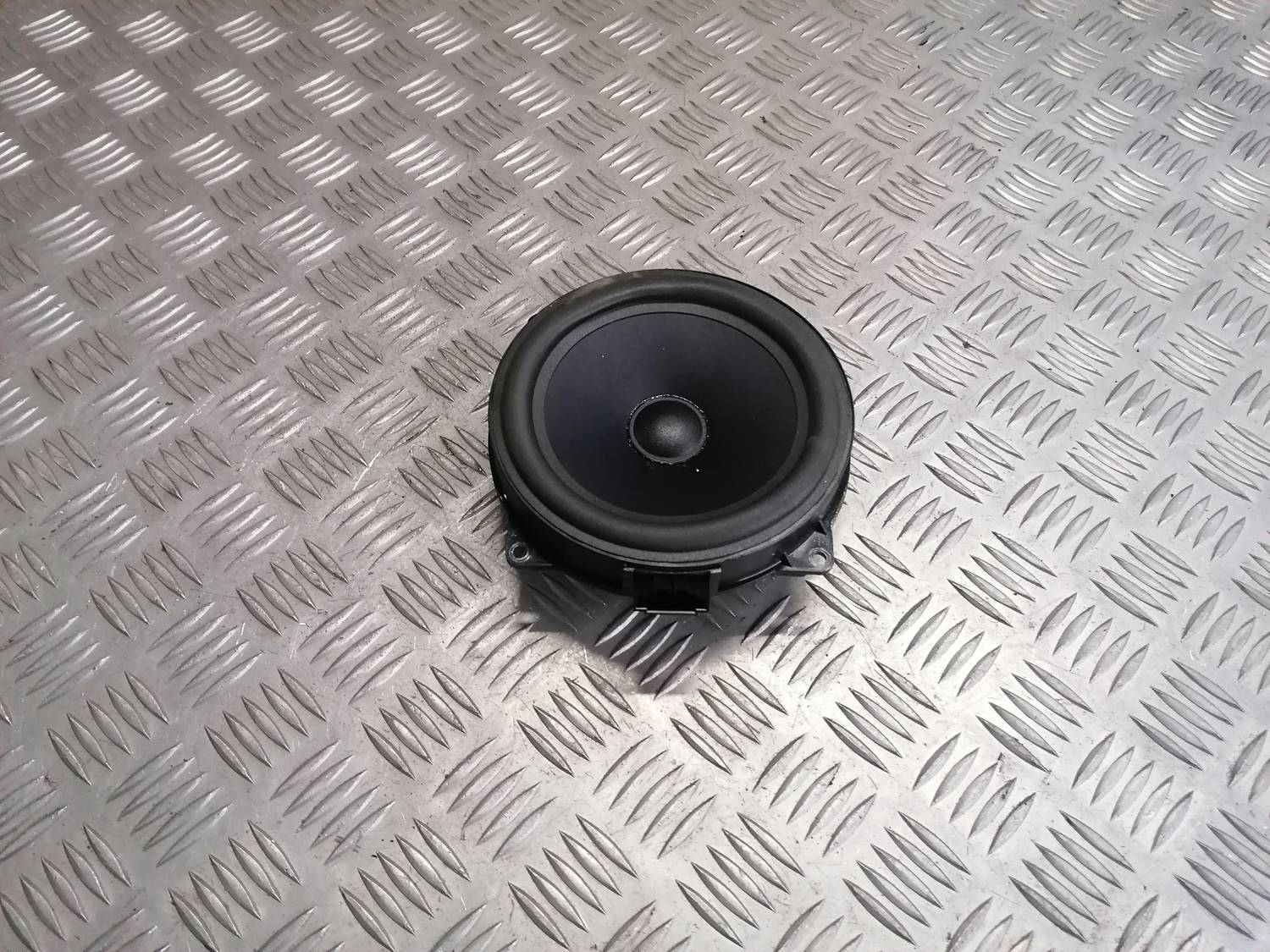 Durvju skaļrunis, apakšā priekš VW PHAETON 2003