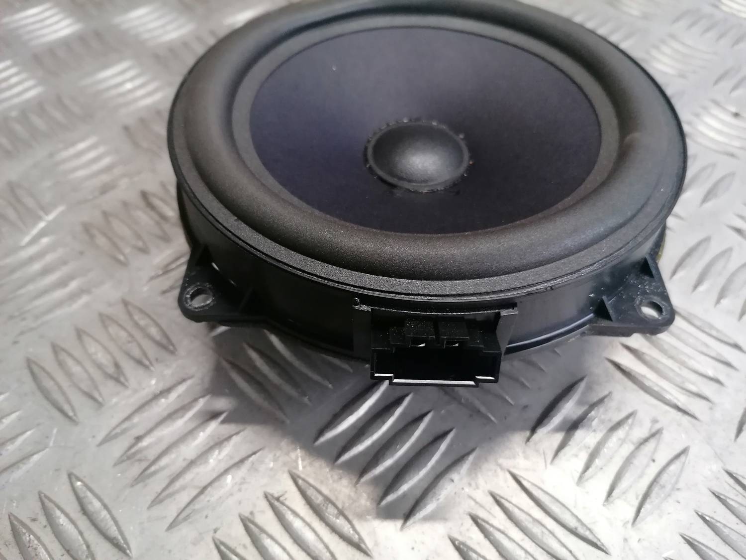 Durvju skaļrunis, apakšā priekš VW PHAETON 2003