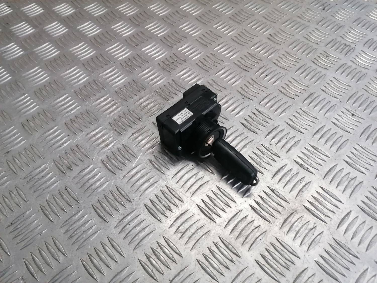 Aizdedzes slēdzene priekš VW PHAETON 2003 1 Aizdedzes slēdzene priekš VW PHAETON 2003