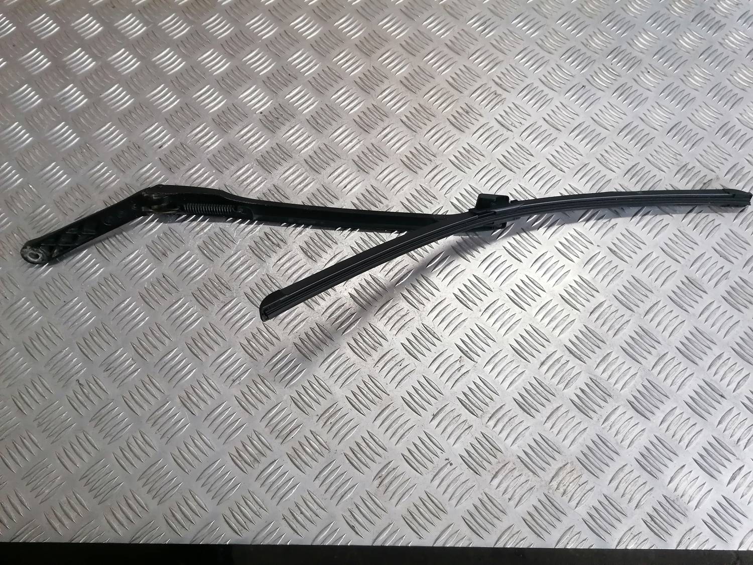 Vējstikla slotiņa priekš VW PHAETON 2003 1 Vējstikla slotiņa priekš VW PHAETON 2003