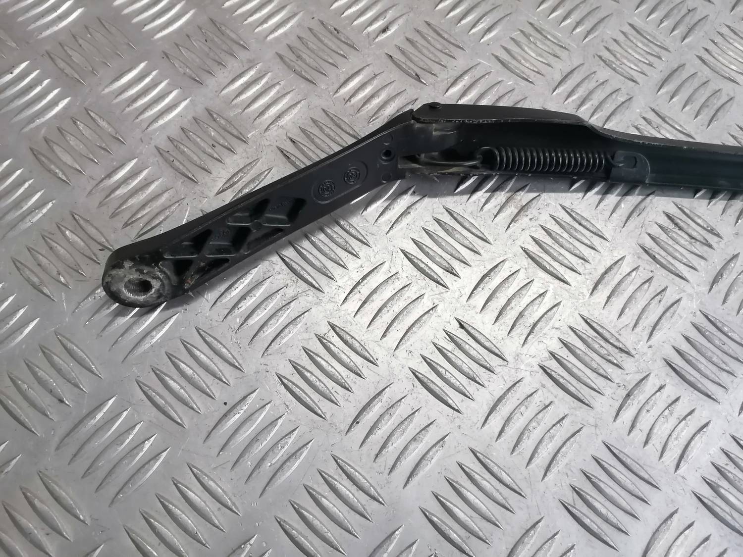 Vējstikla slotiņa priekš VW PHAETON 2003 2 Vējstikla slotiņa priekš VW PHAETON 2003