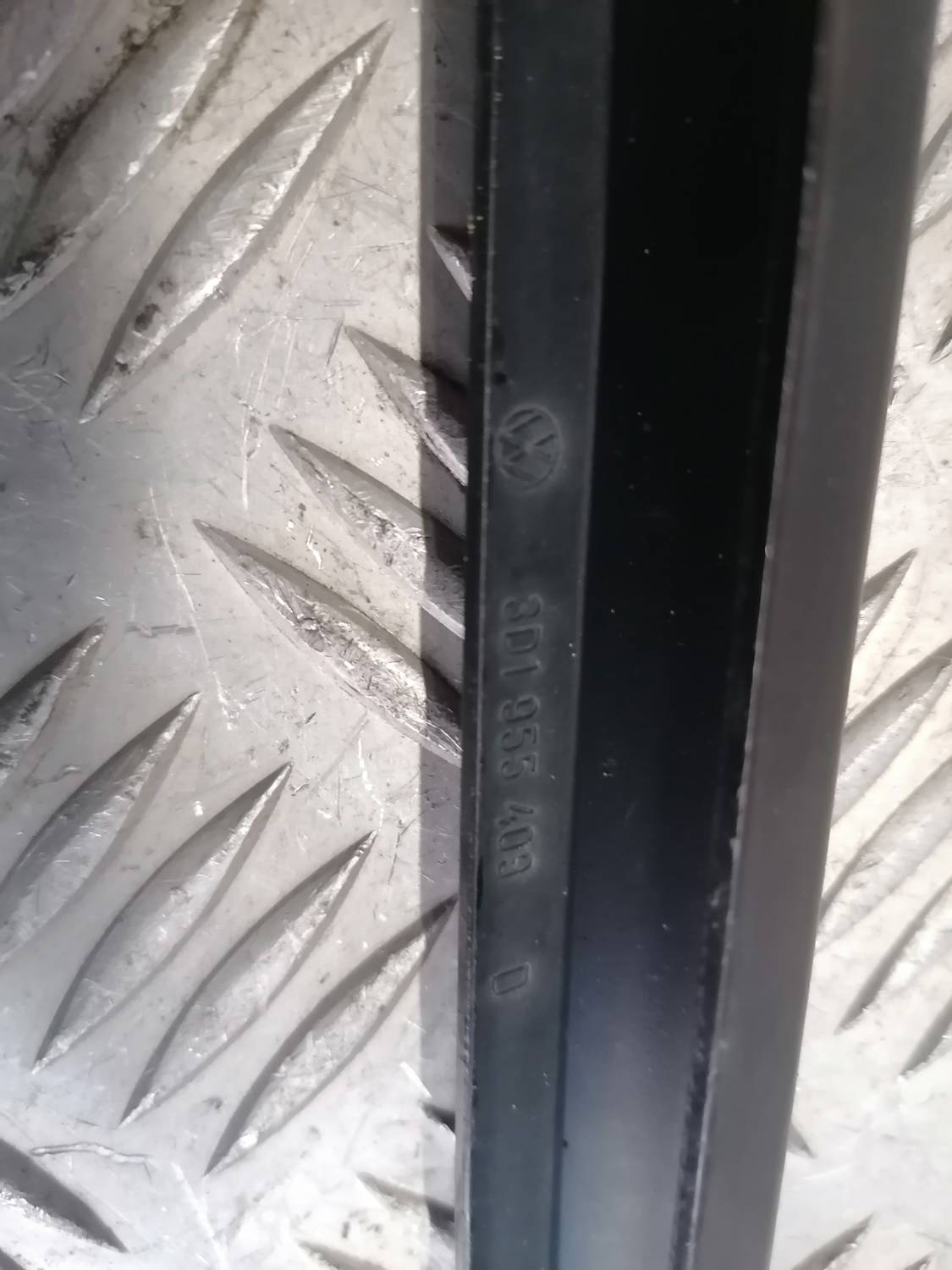 Vējstikla slotiņa priekš VW PHAETON 2003 4 Vējstikla slotiņa priekš VW PHAETON 2003