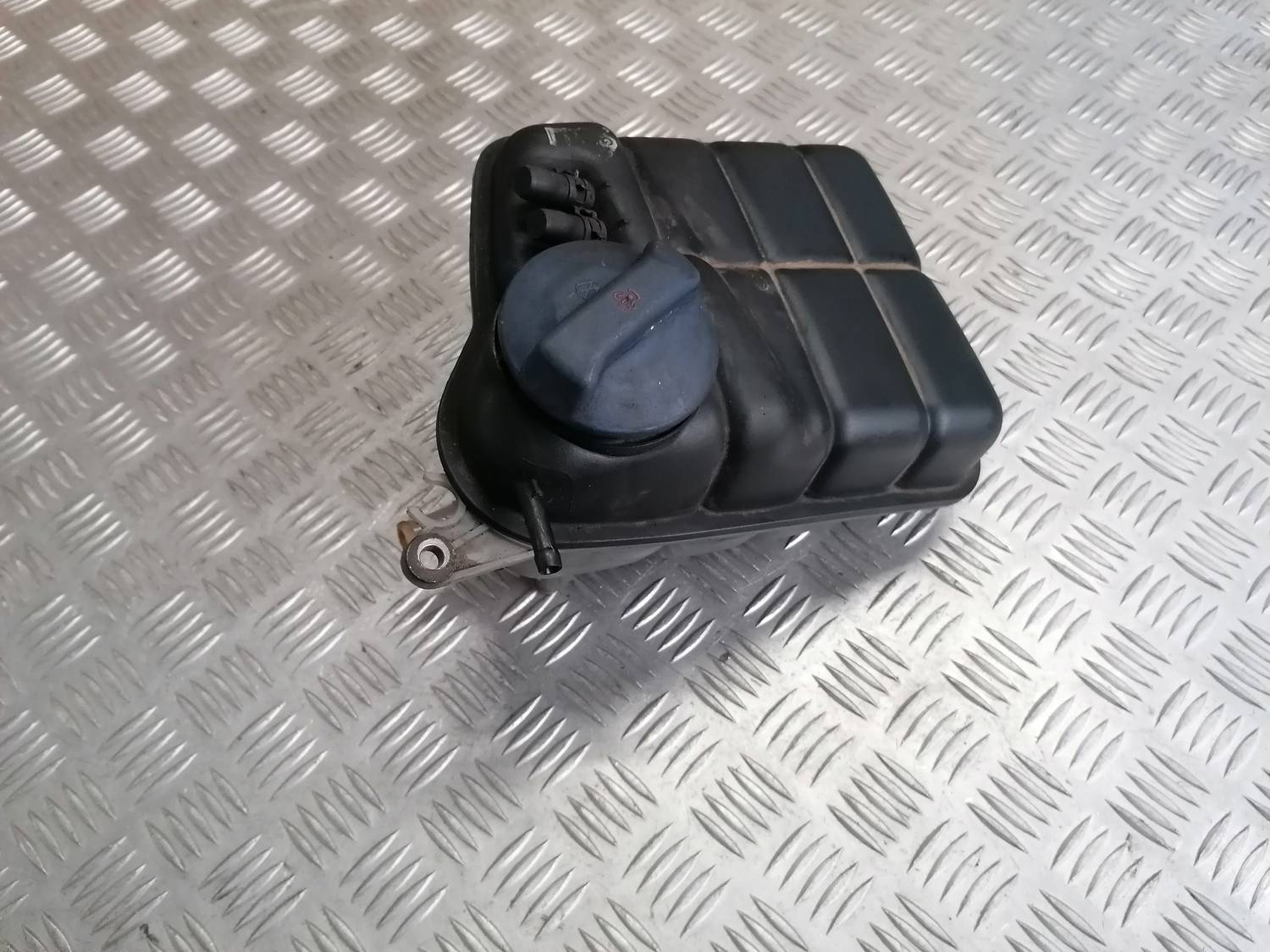 Dzesēšanas šķidruma tvertne priekš VW PHAETON 2003 1 Dzesēšanas šķidruma tvertne priekš VW PHAETON 2003