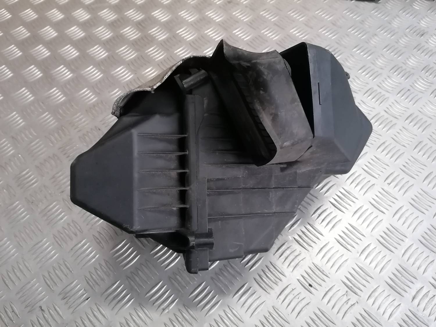 Gaisa filtra korpuss priekš VW PHAETON 2003