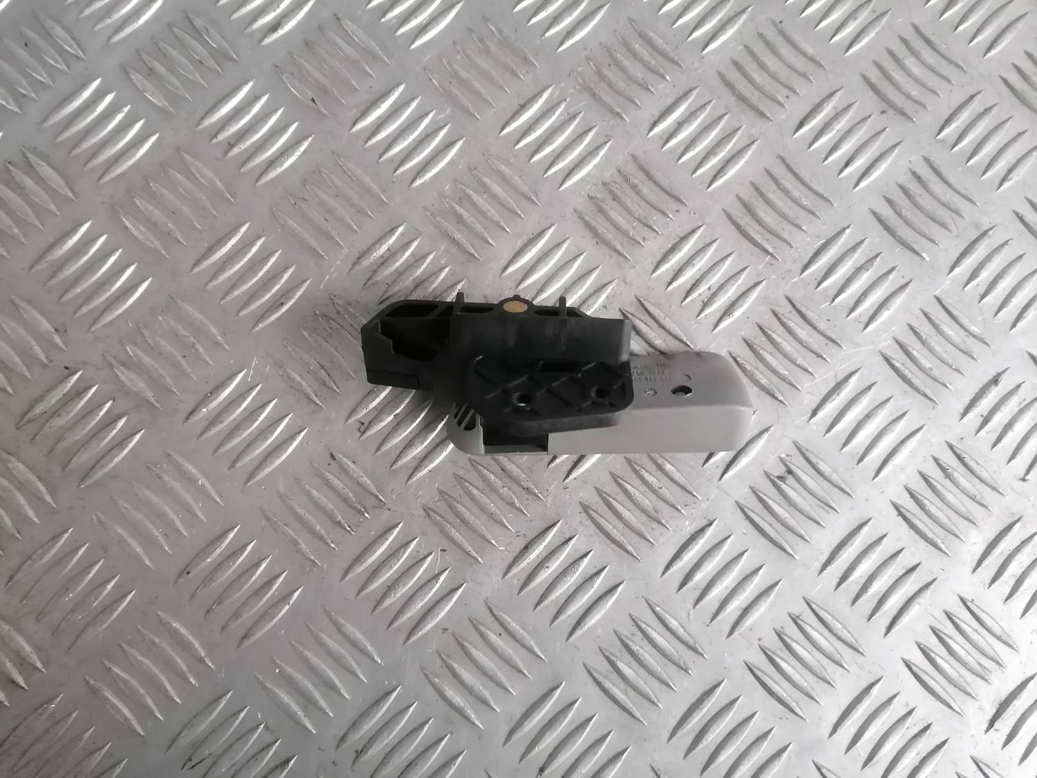 Pārsega atveršanas rokturis salonā priekš VW PHAETON 2003 3 Pārsega atveršanas rokturis salonā priekš VW PHAETON 2003