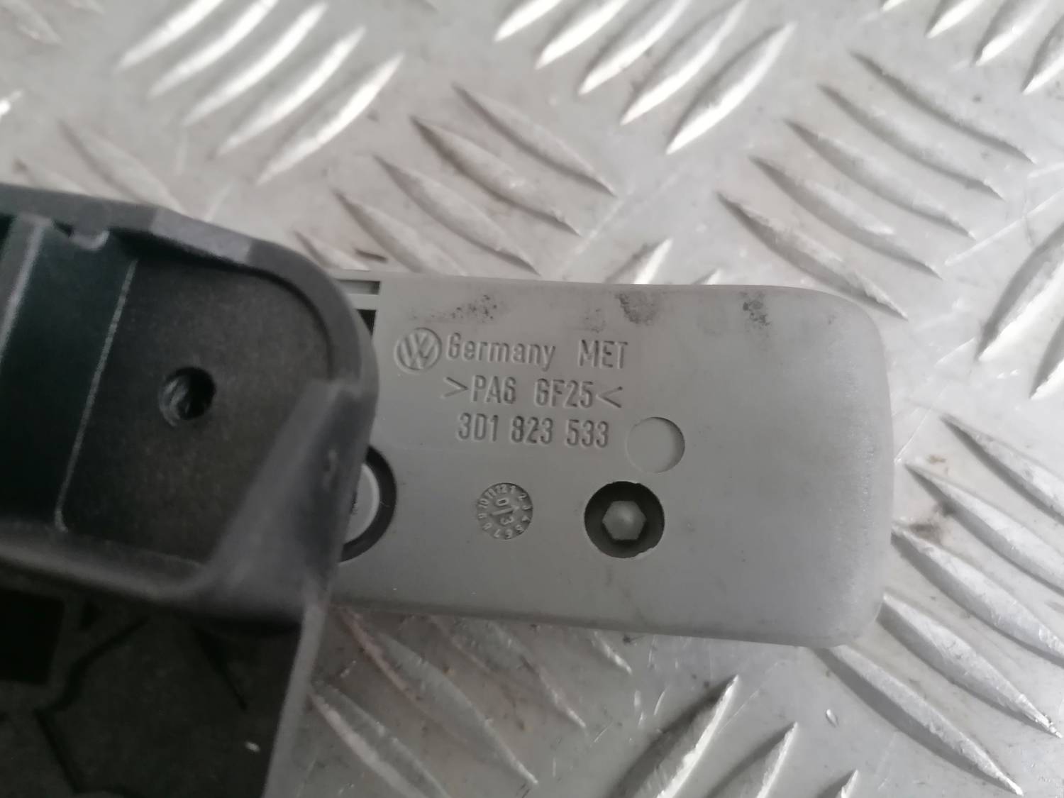 Pārsega atveršanas rokturis salonā priekš VW PHAETON 2003 4 Pārsega atveršanas rokturis salonā priekš VW PHAETON 2003