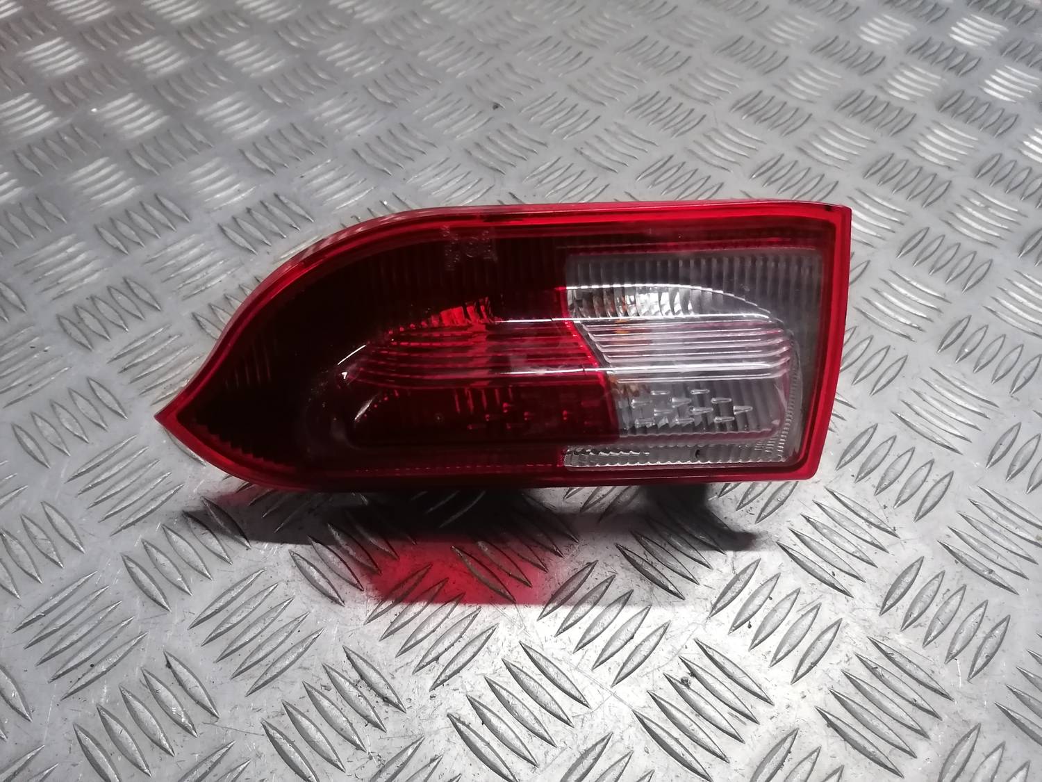 Aizmugurējais labais lukturis priekš OPEL INSIGNIA SPORTS TOURER 2013 2 Aizmugurējais labais lukturis priekš OPEL INSIGNIA SPORTS TOURER 2013