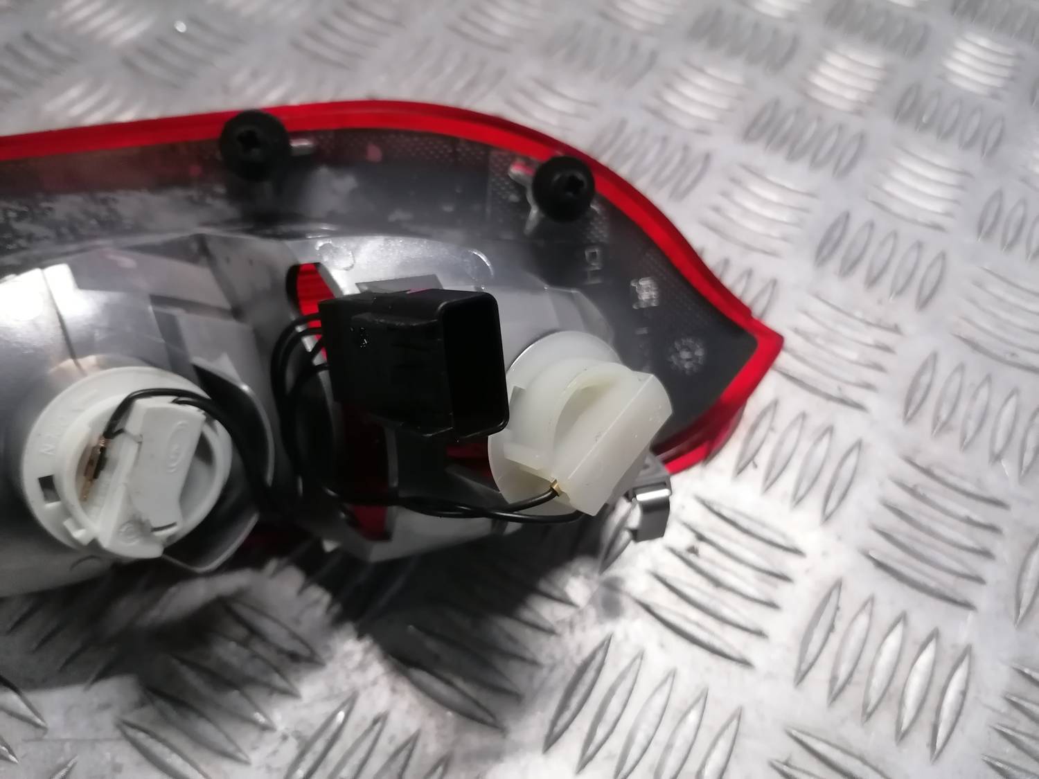 Aizmugurējais labais lukturis priekš OPEL INSIGNIA SPORTS TOURER 2013 4 Aizmugurējais labais lukturis priekš OPEL INSIGNIA SPORTS TOURER 2013