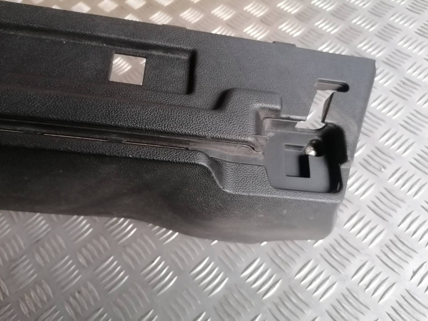 Bagāžnieka žalūziju sliedes priekš OPEL INSIGNIA SPORTS TOURER 2013 2 Bagāžnieka žalūziju sliedes priekš OPEL INSIGNIA SPORTS TOURER 2013