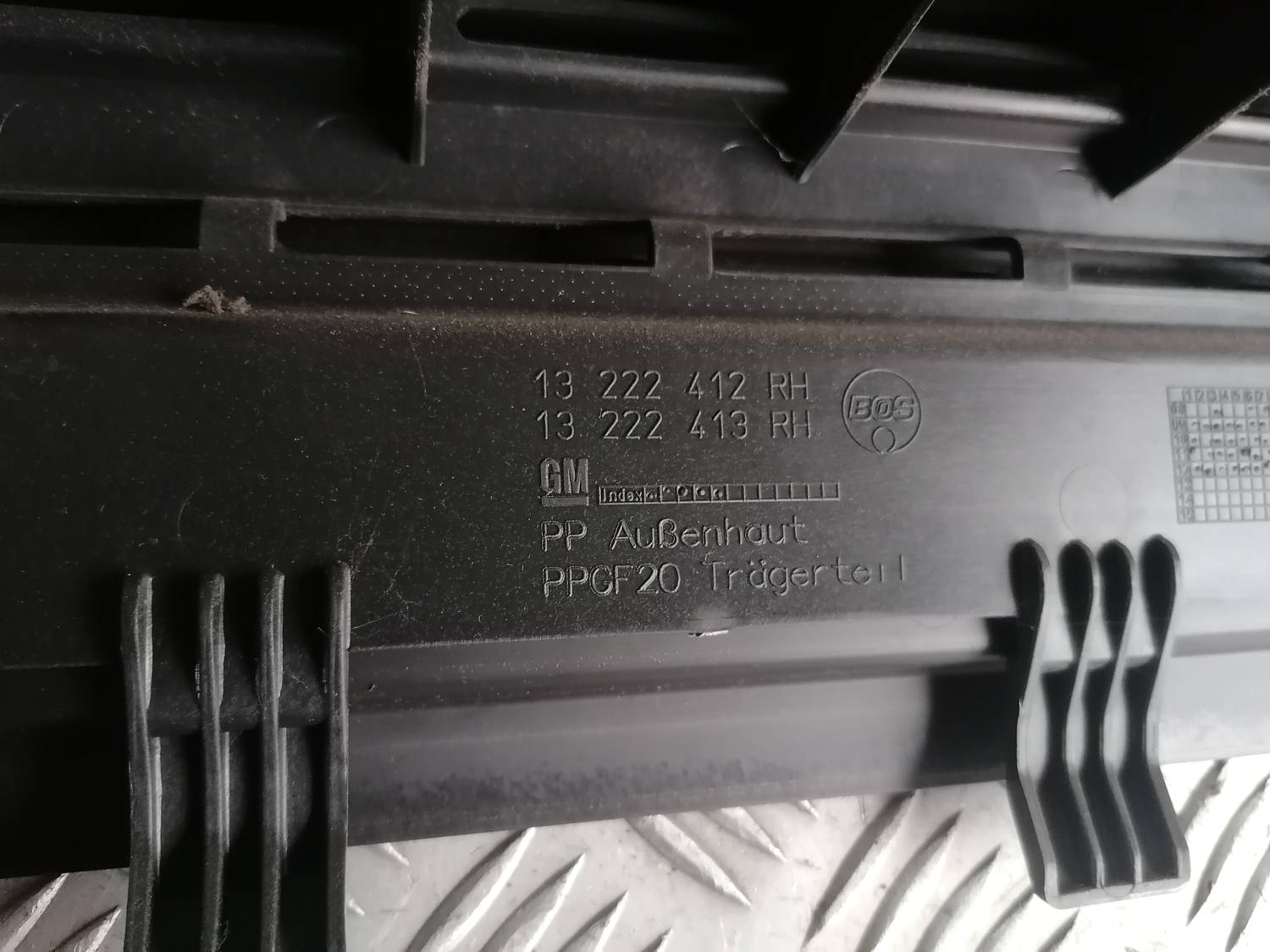 Bagāžnieka žalūziju sliedes priekš OPEL INSIGNIA SPORTS TOURER 2013 4 Bagāžnieka žalūziju sliedes priekš OPEL INSIGNIA SPORTS TOURER 2013