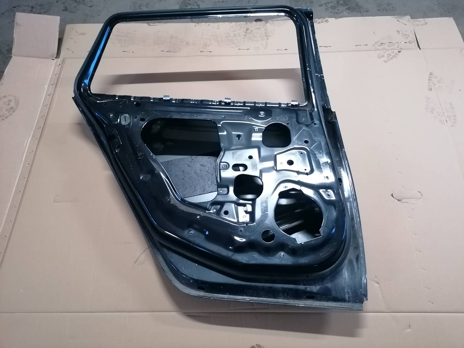 Aizmugurējās kreisās durvis priekš OPEL INSIGNIA SPORTS TOURER 2013 6 Aizmugurējās kreisās durvis priekš OPEL INSIGNIA SPORTS TOURER 2013