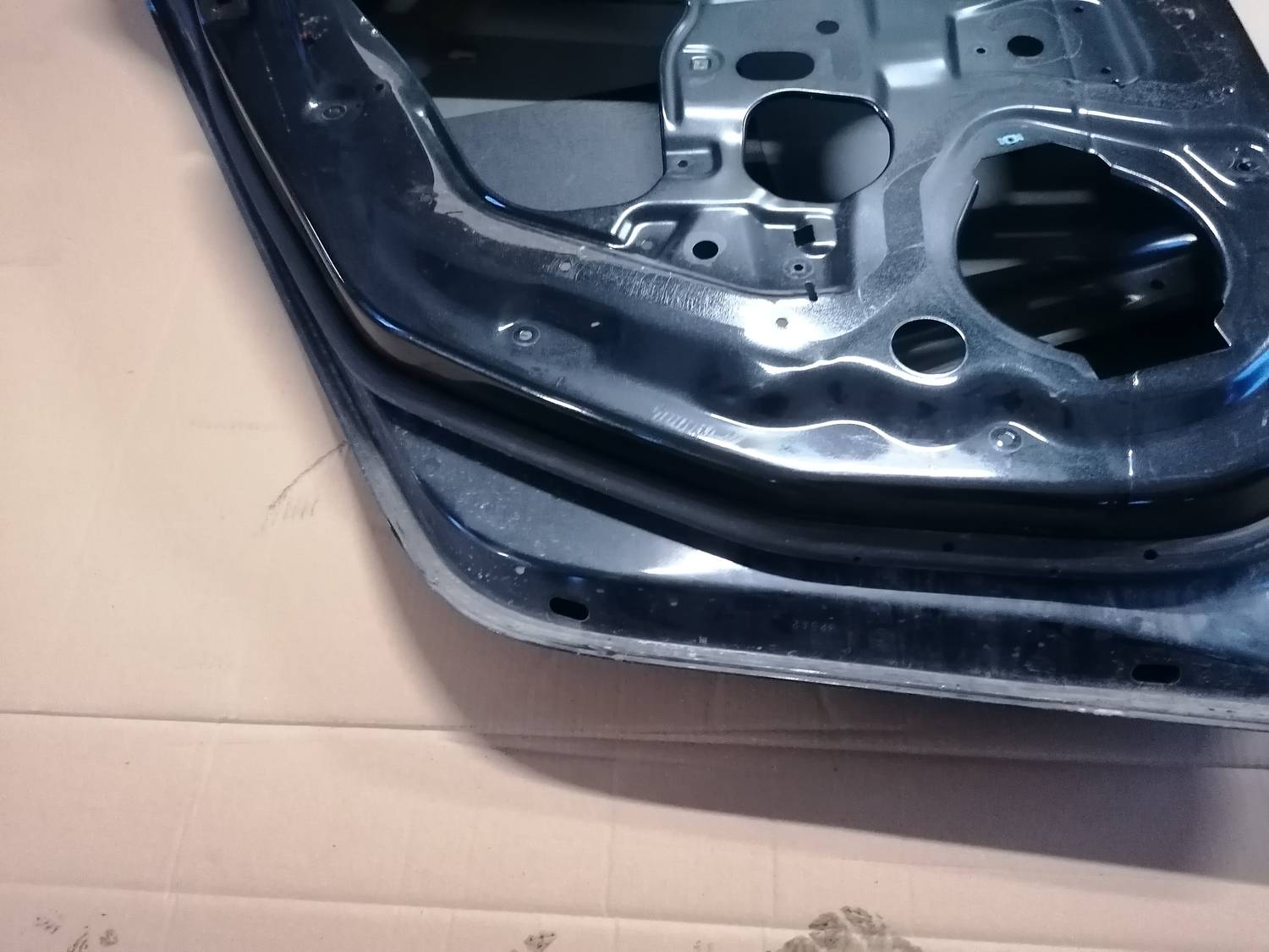 Aizmugurējās kreisās durvis priekš OPEL INSIGNIA SPORTS TOURER 2013 8 Aizmugurējās kreisās durvis priekš OPEL INSIGNIA SPORTS TOURER 2013