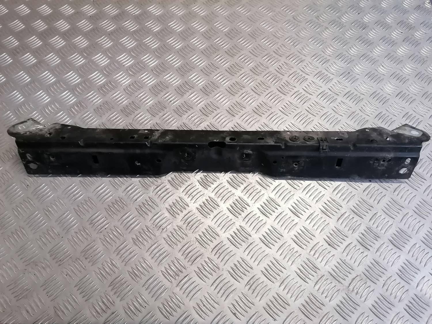 Priekšējā radiatora rāmja augšēja daļa priekš OPEL INSIGNIA SPORTS TOURER 2013 1 Priekšējā radiatora rāmja augšēja daļa priekš OPEL INSIGNIA SPORTS TOURER 2013