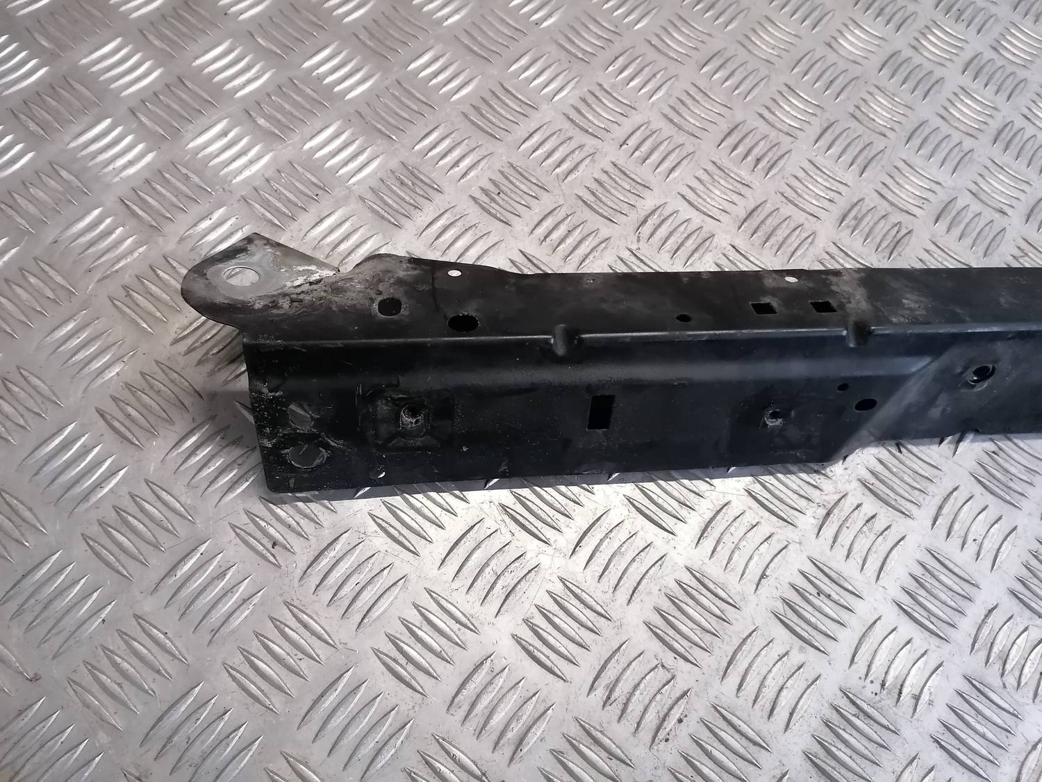 Priekšējā radiatora rāmja augšēja daļa priekš OPEL INSIGNIA SPORTS TOURER 2013 2 Priekšējā radiatora rāmja augšēja daļa priekš OPEL INSIGNIA SPORTS TOURER 2013