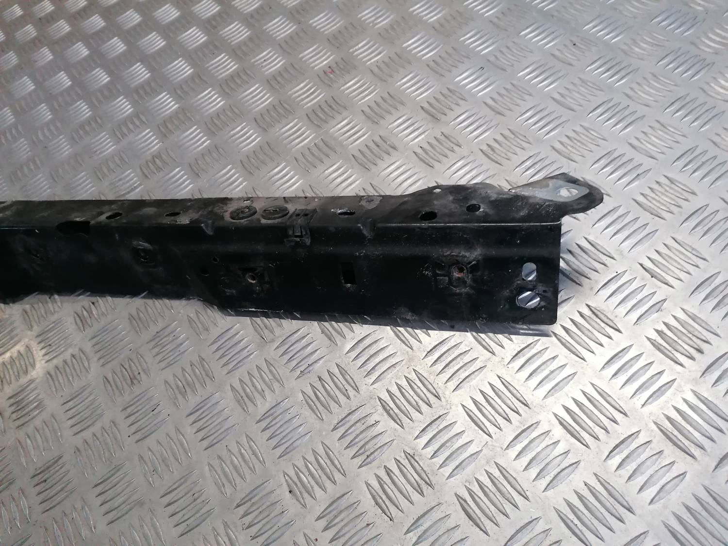 Priekšējā radiatora rāmja augšēja daļa priekš OPEL INSIGNIA SPORTS TOURER 2013 3 Priekšējā radiatora rāmja augšēja daļa priekš OPEL INSIGNIA SPORTS TOURER 2013