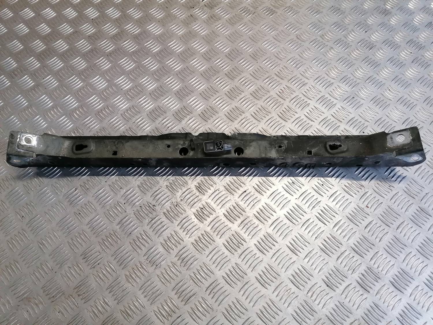 Priekšējā radiatora rāmja augšēja daļa priekš OPEL INSIGNIA SPORTS TOURER 2013 4 Priekšējā radiatora rāmja augšēja daļa priekš OPEL INSIGNIA SPORTS TOURER 2013