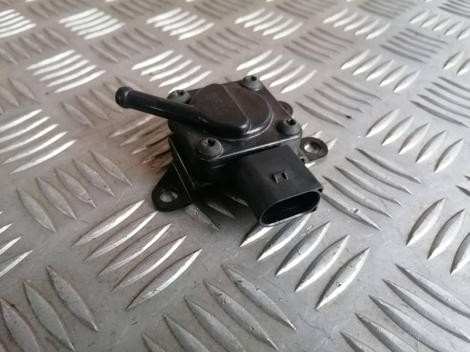 Izplūdes gāzu spiediena sensors priekš BMW 318D E91 2008 TOURING 4 Izplūdes gāzu spiediena sensors priekš BMW 318D E91 2008 TOURING