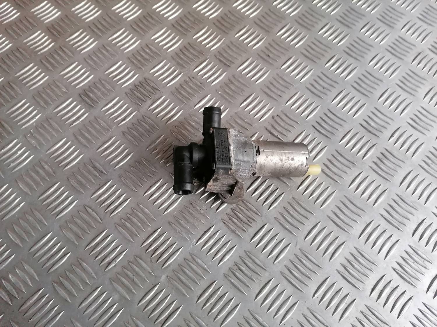 Papildus elektriskais ūdens sūknis priekš BMW 318D E91 2008 TOURING 1 Papildus elektriskais ūdens sūknis priekš BMW 318D E91 2008 TOURING