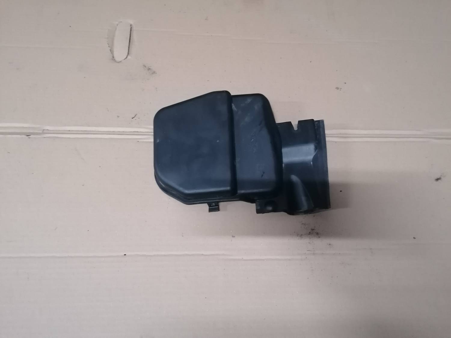 Salona gaisa filtra korpusa vāks priekš BMW 318D E91 2008 TOURING 1 Salona gaisa filtra korpusa vāks priekš BMW 318D E91 2008 TOURING